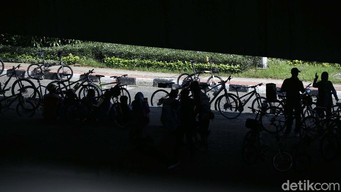 Kolong Jembatan Layang Tol Wiyoto Wiyono, Jadi Pilihan Warga Bersepeda Rambu jalur khusus Road Bike di JLNT Casablanca dicopot. Sebagian pesepeda kini beralih bersepeda di sepanjang kolong jembatan layang Tol Wiyoto Wiyono Jakarta.