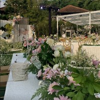 Menurut Caroline, permintaan Lesti Kejora yang menginginkan lamaran berdesain dinamis dan dreamy dengan banyak bunga cukup relevan dengan tren dekorasi pernikahan saat ini. Foto: Instagram @lestidaily