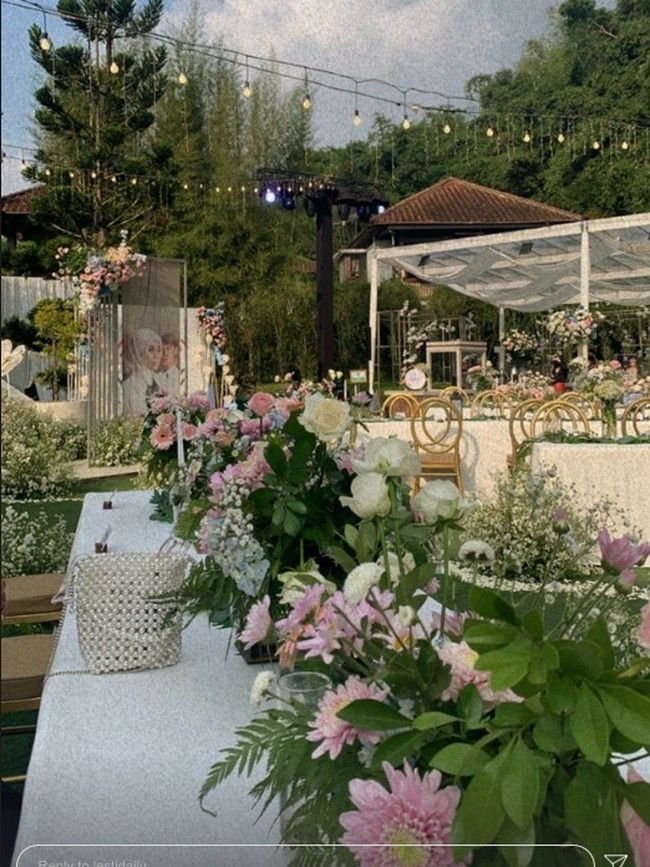 Menurut Caroline, permintaan Lesti Kejora yang menginginkan lamaran berdesain dinamis dan dreamy dengan banyak bunga cukup relevan dengan tren dekorasi pernikahan saat ini. Foto: Instagram @lestidaily