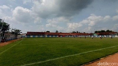 Foto Lapangan Bola di Karawang: Dulu Tanah Merah, Kini Standar FIFA
