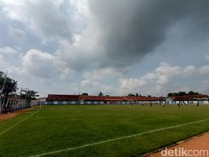 Foto Lapangan Bola di Karawang: Dulu Tanah Merah, Kini Standar FIFA