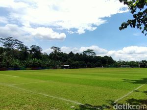 Lapangan Bola Desa Ini Kayak di Eropa, Markas MU alias Munding United!