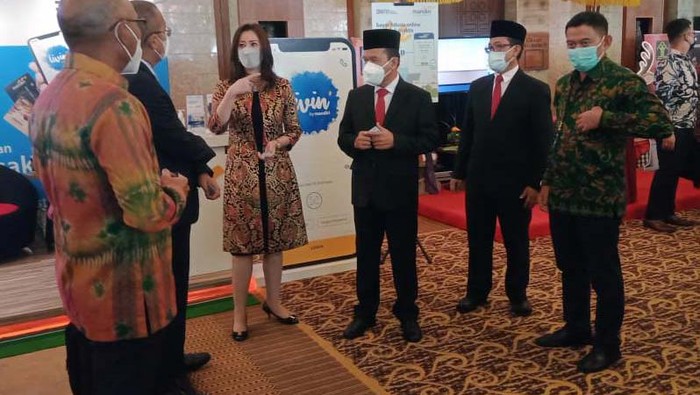 Bank Mandiri dan Kemenkumham menjali kerja sama dalam layanan pembayaran fidusia secara online. Hal ini untuk memudahkan notaris melakukan pembayaran PNBP fidusia.