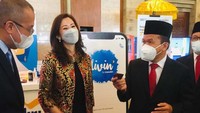 (Ki-ka) Dirjen Administrasi Hukum Umum (AHU) Kemenkumham Cahyo Rahadian Muzhar, Wadirut Bank Mandiri Alexandra Askandar dan Kepala Kanwil Kemenkumham Provinsi Bali Jamaruli Manihuruk sedang berbincang usai peresmian pembayaran layanan fidusia online di Bali. 