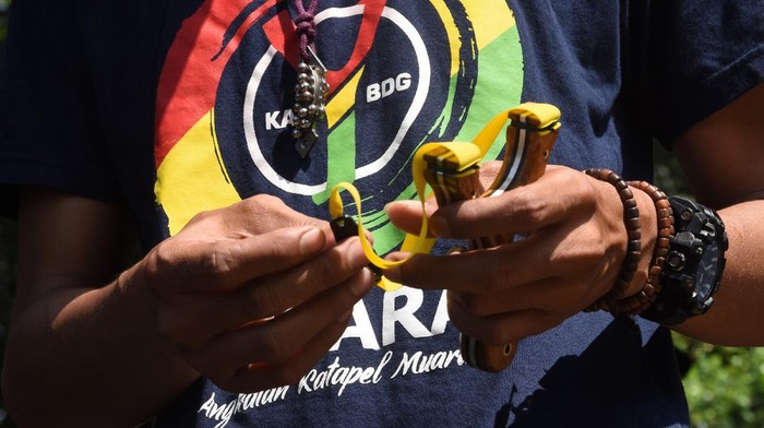 Peserta mengikuti lomba ketapel di kawasan Pesanggrahan, Jakarta, Sabtu (12/6/2021). Lomba yang diselenggarakan komunitas Ketapel Pinggir Kali dan diikuti ratusan peserta dari berbagai daerah tersebut bertujuan untuk membangkitkan olahraga tradisional ketapel di tanah air. ANTARA FOTO/Indrianto Eko Suwarso/rwa.