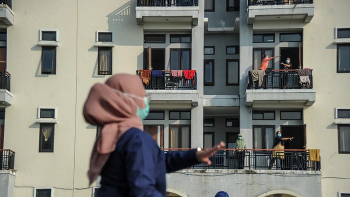 Tenaga kesehatan memimpin senam kebugaran untuk pasien COVID-19 yang sedang menjalani isolasi di Gedung BLK, Manggahang, Kabupaten Bandung, Jawa Barat, Minggu (13/6/2021). Data pusat informasi COVID-19 Kabupaten Bandung mencatat, per 12 Juni 2021 total kasus terkonfirmasi sebanyak 15.652 kasus dengan kasus rawat sebanyak 1.517 kasus, 13.870 terkonfirmasi sembuh dan 265 terkonfirmasi meninggal. ANTARA FOTO/Raisan Al Farisi/aww.