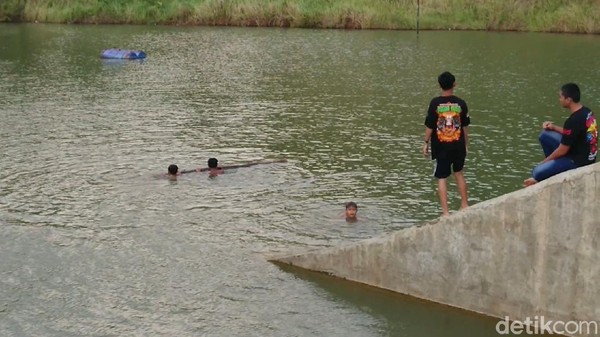 Anak-anak setempat sering bermain air di sini. Mereka berenang dengan riang gembira. Pemerintah desa mengaku akan berusaha mengembangkan kawasan wisata rintisan ini dengan berbagai fasilitas menarik. Anak-anak setempat sering bermain air di sini. Mereka berenang dengan riang gembira. Pemerintah desa mengaku akan berusaha mengembangkan kawasan wisata rintisan ini dengan berbagai fasilitas menarik.
