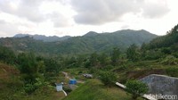 Suasana di sekitar embung Sidem juga masih sangat alami. Hawa sejuk pegunungan begitu terasa di destinasi ini. Cocok buat refreshing! 
