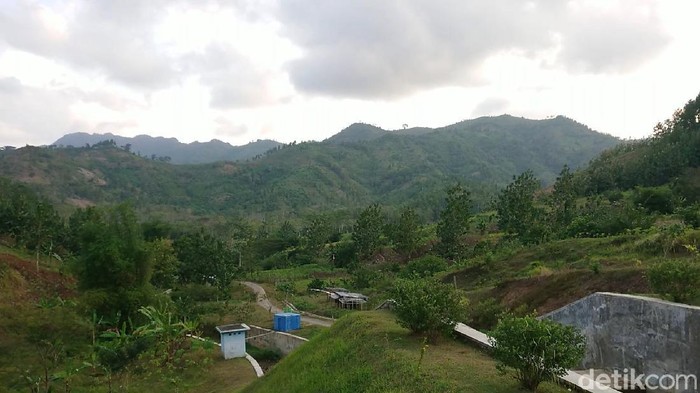 Menghabiskan waktu akhir pekan tak perlu mahal, di Tulungagung terdapat satu destinasi embung atau bendungan kecil yang menarik untuk dikunjungi bersama keluarga maupun pasangan.