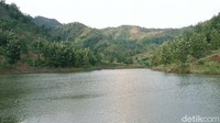 Inilah Embung Sidem yang berada lereng perbukitan Desa Sidem, Kecamatan Gondang, Kabupaten Tulungagung. Lokasinya 18 kilometer dari pusat kota Tulungagung. Bendungan kecil ini memiliki panorama yang indah. 