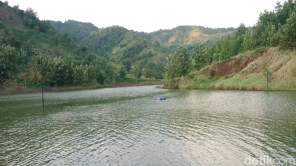 Di destinasi ini, pengunjung dapat bersantai sambil menikmati hamparan danau buatan yang indah. Meskipun berada di pelosok desa, embung Sidem dapat dijangkau dengan mudah oleh sepeda motor maupun mobil. Di destinasi ini, pengunjung dapat bersantai sambil menikmati hamparan danau buatan yang indah. Meskipun berada di pelosok desa, embung Sidem dapat dijangkau dengan mudah oleh sepeda motor maupun mobil.Â