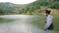 Buat Traveler yang lagi di Tulungagung, boleh lah mampir ke embung Sidem. Suasananya yang tenang akan menyegarkan pikiran traveler yang penat. 
