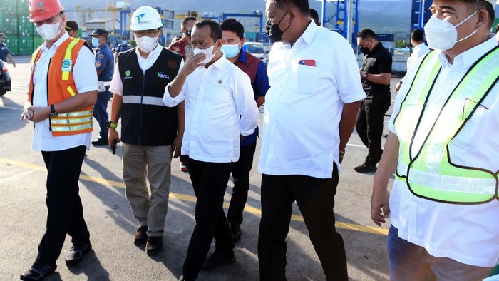 Menteri Investasi Kunjungi KEK Bitung Menteri Investasi/Kepala BKPM Bahlil Lahadalia mengecek kesiapan Kawasan Ekonomi Khusus (KEK) Bitung, Sulawesi Utara. Kunjungan ini untuk menyerap persoalan yang dihadapi.