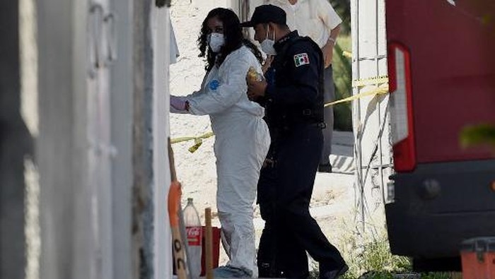 A forensic worker and a policeman enter the house of alleged serial killer Andres 