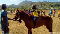 Biasanya para joki ini disewa oleh para pemilik kuda pacuan untuk menunggangi kuda mereka. Dalam sehari joki biasa meraup uang sebesar Rp 1 juta.