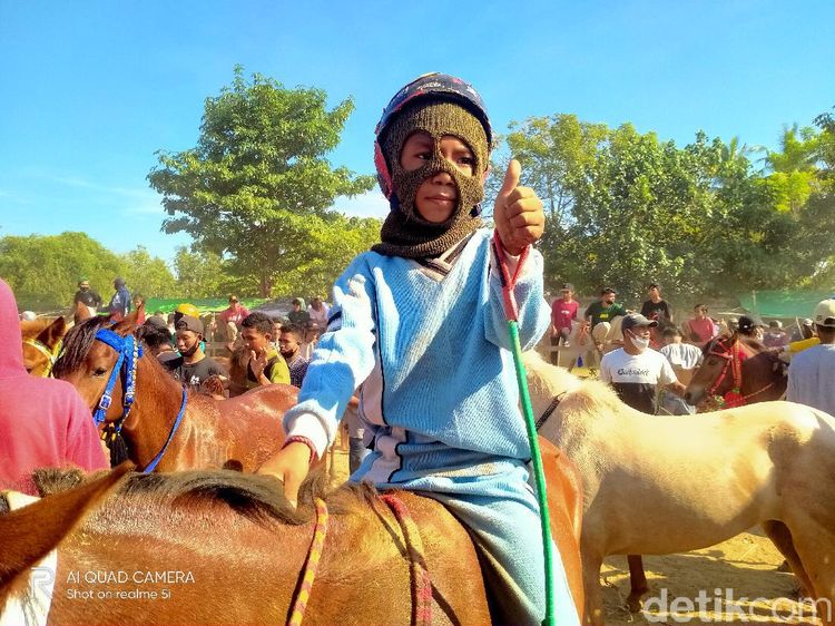 Adu Cepat Joki Cilik di Pacuan Kuda