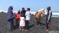 Wisata Pantai Watu Pecak berada di pesisir selatan Jawa ini berjarak sekitar lima belas kilometer dari pusat Kota Lumajang.