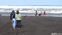 Lokasi Pantai Watu Pecak terletak di Desa Selok Awar-awar, Kecamatan Pasirian, Lumajang.