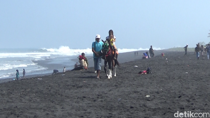 Pantai Watu Pecak Lumajang