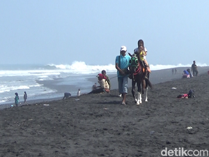 Alternatif Wisata Lumajang, Berkuda-Kulineran di Pantai Watu Pecak