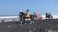Untuk berwisata ke pantai Watu Pecak ini, pengunjung cukup membayar uang parkir sebesar Rp 5.000 ribu untuk kendaraan bermotor dan Rp 10.000 untuk roda empat. Untuk bisa menikmati naik kuda keliling pantai pengunjung cukup membayar Rp 10.000 saja untuk anak-anak dan Rp 20.000 untuk orang dewasa.