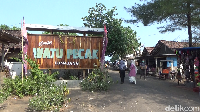 Pantai Watu Pecak merupakan salah satu destinasi wisata unggulan di Kabupaten Lumajang.