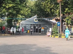Pasien COVID-19  Membeludak, Persediaan Bed RS Lapangan Surabaya Menipis