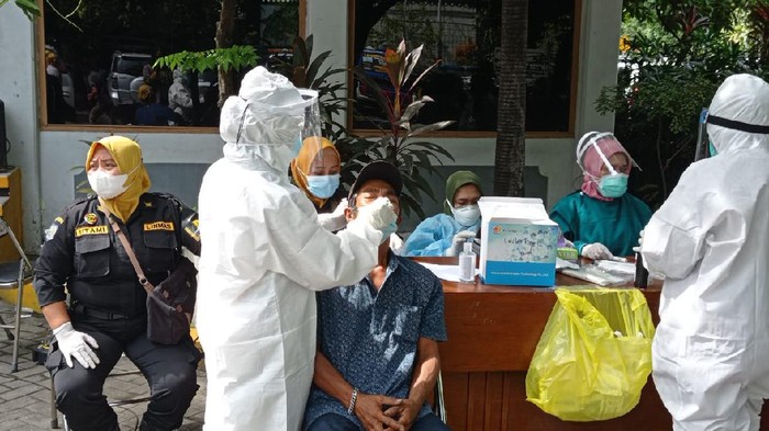 Pedagang di Area Masjid Al-Akbar Surabaya swab antigen, 1 reaktif
