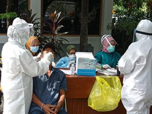 100 Lebih Pedagang di Area Masjid Al Akbar Jalani Swab Antigen, 1 Positif