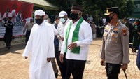 Mayoritas santriwan dan santriwati di Ponpes Nuu Waar diketahui berasal dari Papua dan Papua Barat. Keberadaan kampung halaman yang jauh di pelosok timur, cenderung menyulitkan mereka menimba ilmu atau sekedar pemahaman tentang nilai-nilai kebangsaan.