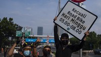 Dinas Perhubungan DKI Jakarta mencopot rambu tersebut seiring berakhirnya massa uji coba JLNT untuk road bike.