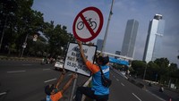 Sebelumnya uji coba tersebut mendapat kritikan dari Bike to Work Indonesia dan mitra koalisinya karena dinilai melanggar aturan hukum/perda yang sudah ada. 