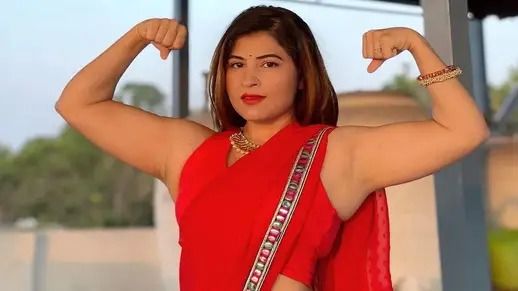 Perkasa! Wanita Ini Jago Angkat Tabung Gas Buat Masak