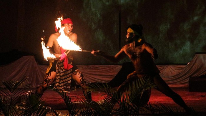 Penari mementaskan sendratari Nyai Balau Dayak Kalteng berjudul Pertempuran Terakhir di Taman Budaya Palangkaraya, Kalimantan Tengah, Sabtu (12/6/2021). Sendratari Nyai Balau merupakan pertunjukan kesenian Dayak Kalteng yang memadukan antara seni, tari, drama, dan musik tradisional yang digelar sebagai salah satu upaya menambah wawasan kesenian tentang cerita legendaris Nyai Balau kepada masyarakat luas terutama generasi muda. ANTARA FOTO/Makna Zaezar/rwa.