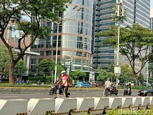 Bandel! Masih Banyak Pesepeda yang Keluar Jalur Gowes di Sudirman-Thamrin
