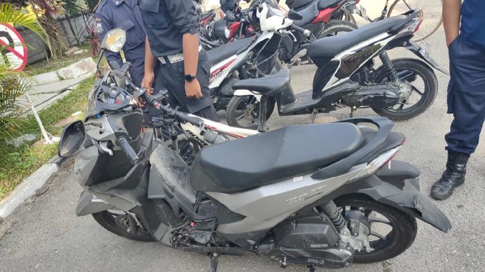 Polisi saat melakukan olah TKP di lokasi kecelakaan mobil seruduk motor, sepeda dan pejalan kaki.