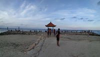 Selain itu, Pantai Sanur terbilang cukup aman untuk dikunjungi bagi anak-anak saat ingin berenang. Pasalnya di pantai ini sudah terpasang penahan ombak sehingga relatif tidak ada ombak besar yang membahayakan. (Sui Suadnyana/detikcom)