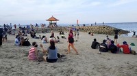 Bagi wisatawan yang hendak ke Pantai Sanur, mereka hanya dikenai retribusi parkir senilai Rp 2 ribu. Dengan nominal itu, wisatawan sudah bisa menikmati pantai sepuasnya.(Sui Suadnyana/detikcom)