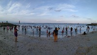 Pantai Sanur terbilang salah satu destinasi yang hampir selalu ramai setiap akhir pekan. Terlebih di era pandemi saat ekonomi Bali sedang terpuruk, Pantai Sanur semakin menjadi pilihan. Sebab destinasi ini sebagai tempat wisata yang murah untuk dikunjungi.(Sui Suadnyana/detikcom)