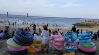 Pantai Sanur bisa menjadi salah satu alternatif liburan di sela-sela waktu bekerja dari atau work from Bali. Pantai yang berlokasi di Desa Sanur Kaja, Kota Denpasar ini selalui ramai dikunjungi oleh wisatawan lokal saat akhir pekan. (Sui Suadnyana/detikcom)