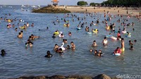 Di lokasi pantai, wisatawan dapat menikmati berbagai makanan ringan seperti lumpia, jagung bakar dan sebagainya. Di sana juga terdapat warung-warung kecil yang menjual makan, minuman maupun oleh-oleh pakaian, tas dan sebagainya. (Sui Suadnyana/detikcom)