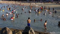 Jika berkeingin melaksanakan work from Bali dan juga berwisata, Pantai Sanur ini bisa menjadi pilihan. Terlebih di kawasan Sanur juga terdapat akomodasi pariwisata seperti hotel dan sebagainya. Sanur juga dijadikan sebagai proyek zona hijau atau green zone. Seluruh penduduk dan pekerja di wilayah Sanur sedang divaksinasi. (Sui Suadnyana/detikcom)