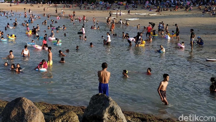 Pantai Sanur, Bali, selalui ramai dikunjungi oleh wisatawan lokal saat akhir pekan. Seperti pantauan detikFinance, Minggu (13/6/2021), wisatawan lokal membludak di Pantai Sanur.