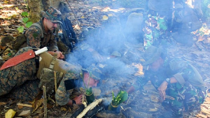 Prajurit Marinir Indonesia Dan Marinir Amerika Berlatih Jungle Patrol