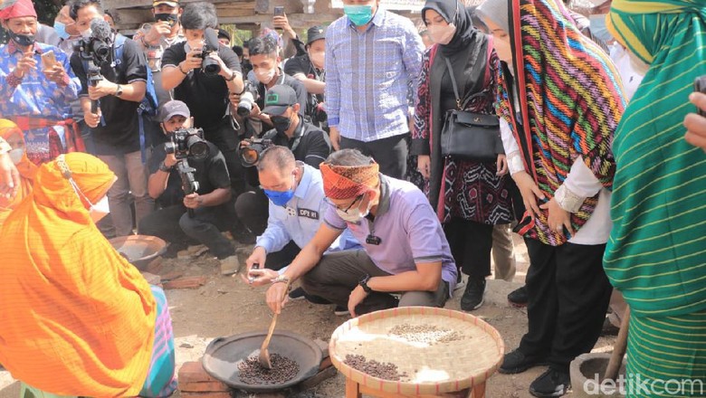 Sandiaga Uno Sandiaga dan Atta Halilintar di Desa Adat Bima.
