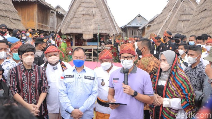 Sandiaga dan Atta Halilintar di Desa Adat Bima.