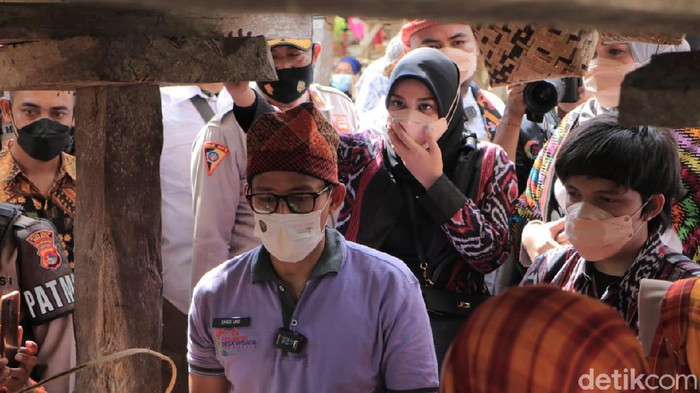 Sandiaga dan Atta Halilintar di Desa Adat Bima.
