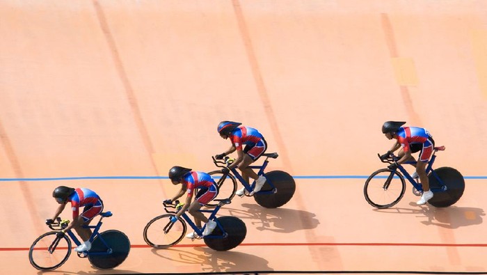 sepeda khusus velodrome Team pursuit cycling championship at a velodrome.