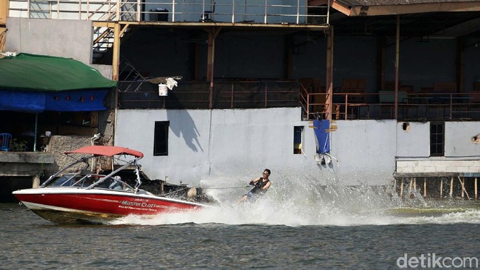 Serunya Bermain Ski Air di Saat Pandemi COVID-19 Pandemi COVID-19 tidak menyurutkan warga bermain olahraga ski air. Seperti terlihat di Danau Sunter, Jakarta, ini, Minggu (13/06/2021).