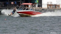 Warga yang penat selama pendemi COVID-19, akhirnya mencoba olahraga ski air di Danau Sunter, Jakarta.